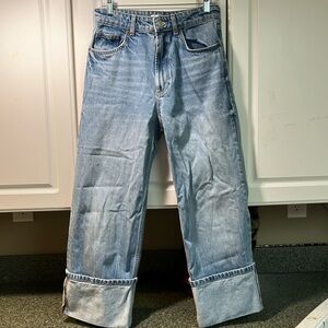 Zara midrise straight leg cuffed jeans
Size: 6
Color: light wash